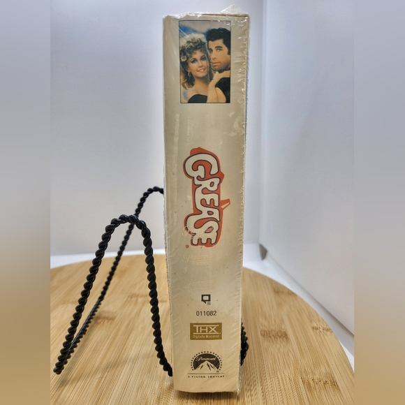 Grease - 20th Anniversary Edition - Brand New VHS with Booklet and CD - Picture 2 of 4